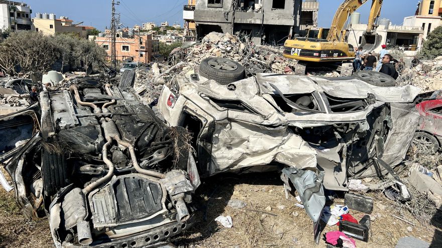 Coches dañados en el sitio atacado por un ataque aéreo israelí en Sarafand, en el sur del Líbano, 30 de octubre de 2024. Según la Agencia Nacional de Noticias de Líbano (NNA), al menos 13 personas murieron después de que aviones de guerra israelíes atacaran Sarafand, en el sur de Líbano, la noche del 29 de octubre. Según el Ministerio de Salud del Líbano, más de 2,700 personas han sido asesinadas y más de 12,700 otros heridos en Líbano desde el aumento de las hostilidades entre Israel y Hezbollah. (Líbano, Hizbolá/Hezbolá) EFE/EPA/STRINGER