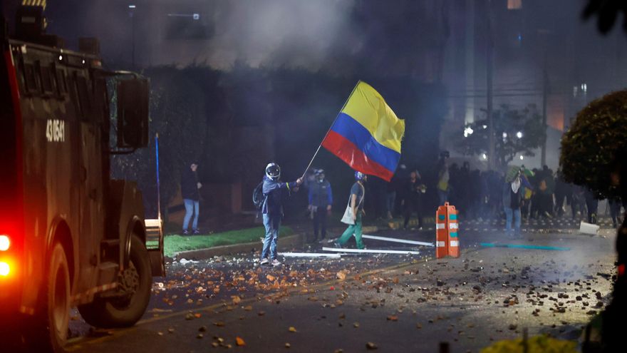 Manifestantes se enfrentan a la Policía en el barrio donde vive el Presidente de Colombia