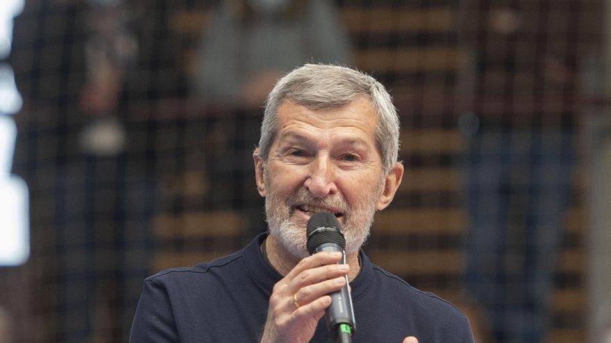 Uno de los candidatos de Unidas Podemos a la Asamblea de Madrid, Julio Rodríguez interviene durante un acto del partido en el Polideportivo municipal Cerro Buenavista de Getafe, a 27 de abril de 2021, en Madrid (España).