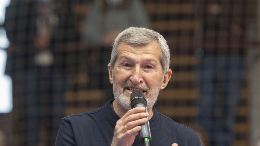 Uno de los candidatos de Unidas Podemos a la Asamblea de Madrid, Julio Rodríguez interviene durante un acto del partido en el Polideportivo municipal Cerro Buenavista de Getafe,  a 27 de abril de 2021, en Madrid (España).