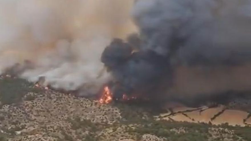 Imagen captada desde el helicóptero de la BRIF de Daroca con las llamas en el incendio de Ejulve.