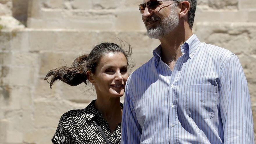 El rey Felipe VI y la reina Letizia conversan durante su visita a Cuenca, este jueves.