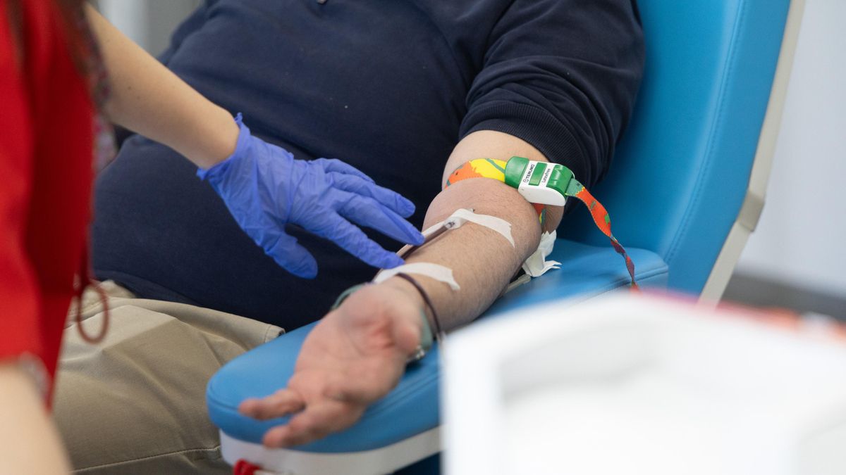 Una persona donando sangre en una imagen de archivo.