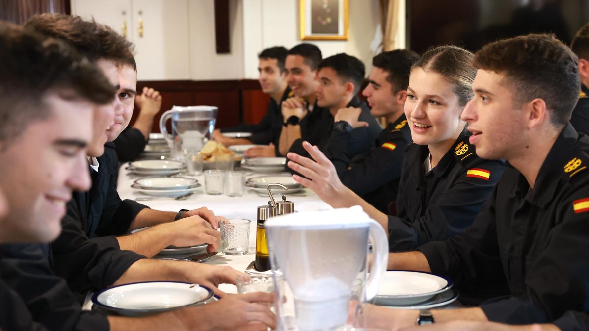 La princesa Leonor junto a sus compañeros en el Juan Sebastián Elcano