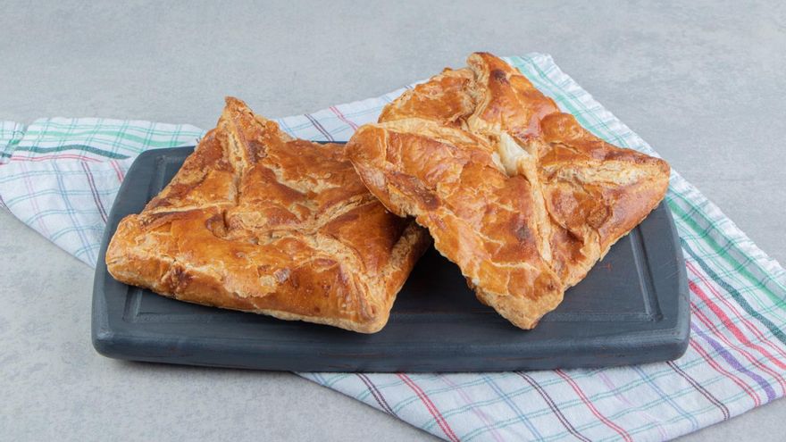 Simples e deliciosa: uma receita incrível de torta de bacon e tâmaras em massa folhada