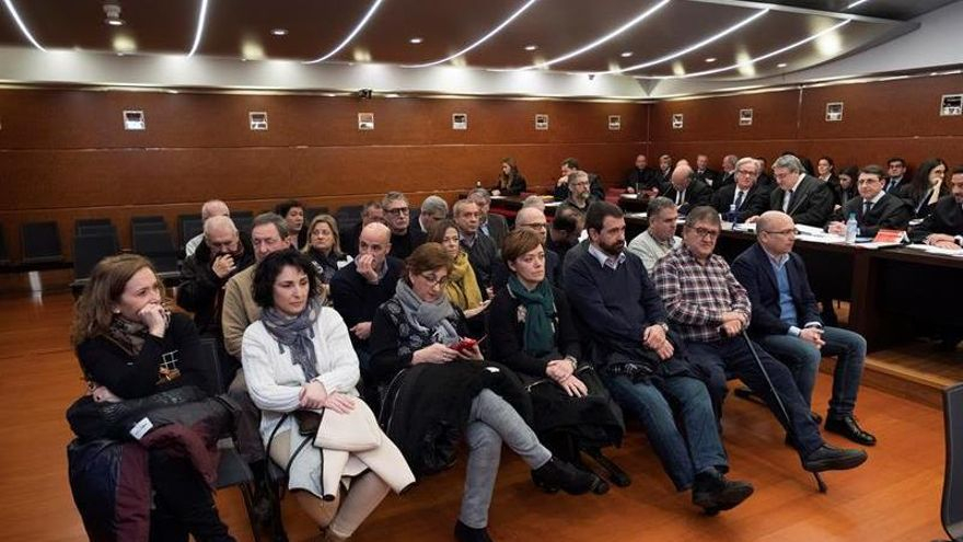Imagen de los 26 acusados en el 'caso De Miguel'