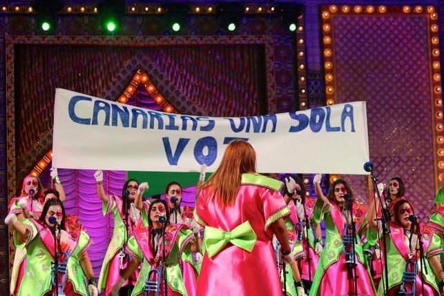 Actuación de 'Las Golisnionas' en la final de murgas 2015. FOTO: Cirenia Vico.