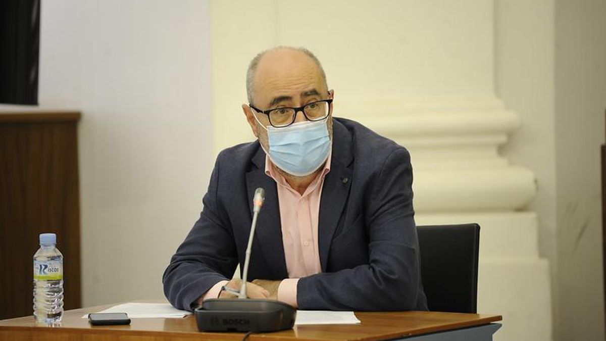 El secretario general de Presupuestos y Financiación, Isidoro Novas, durante una intervención en la comisión de la Asamblea de Extremadura