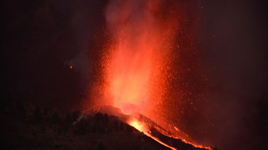 Erupción volcánica en los alrededores de Las Manchas, en El Paso (La Palma), después de que el complejo de la Cumbre Vieja acumulara miles de terremotos en la última semana. EFE/Miguel Calero