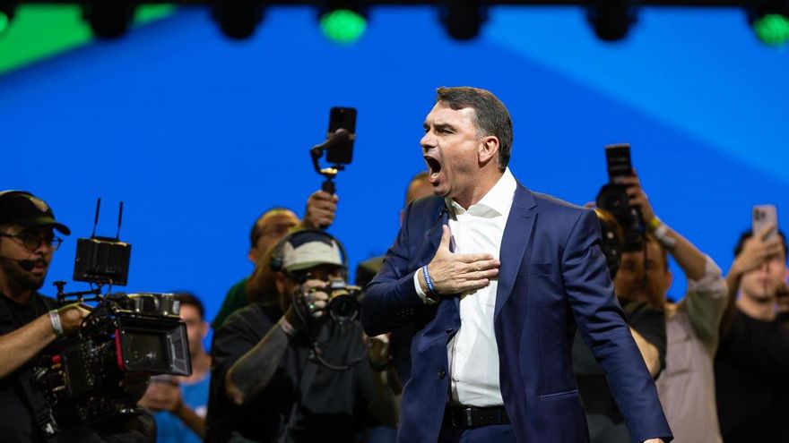El partido de Bolsonaro proclama a su hijo Flávio como candidato presidencial de la ultraderecha brasileña