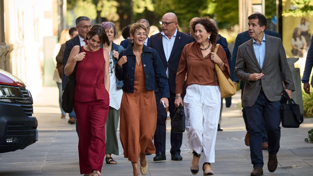 La presidenta de Navarra, María Chivite, a su llegada al Parlamento foral acompañada de varios miembros del Ejecutivo.