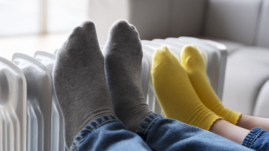 El tabaco, la falta de movimiento o la edad: una podóloga explica las razones por las que siempre tienes los pies fríos