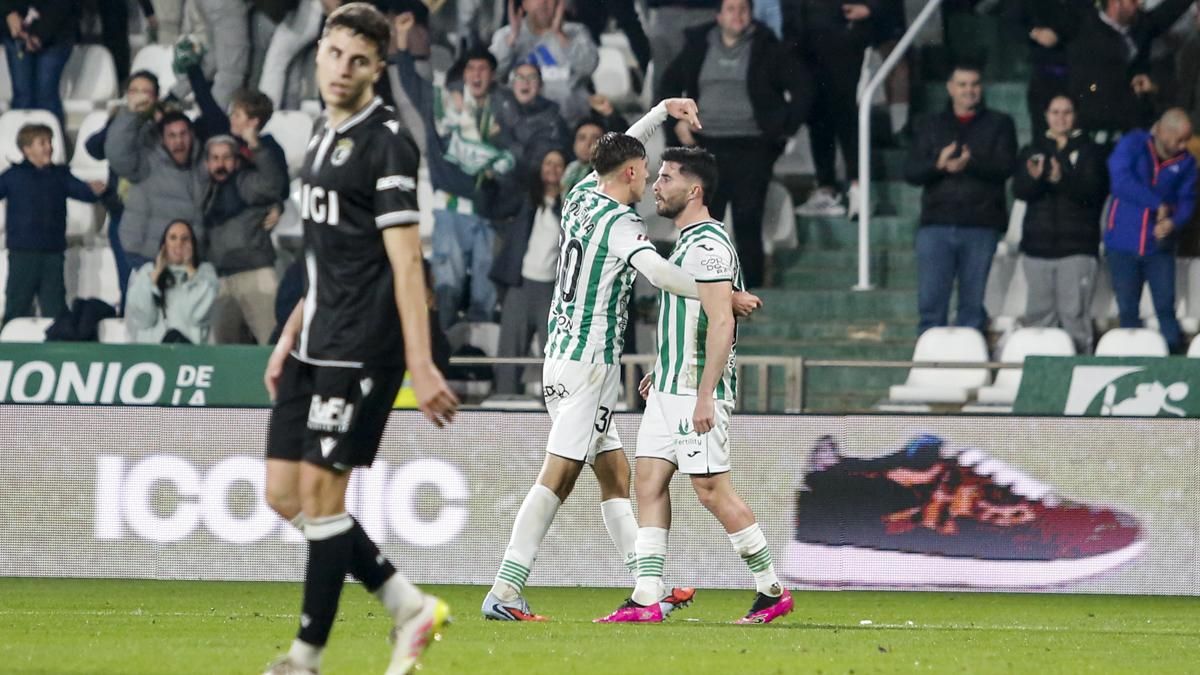 Requena y Jacobo celebran un gol