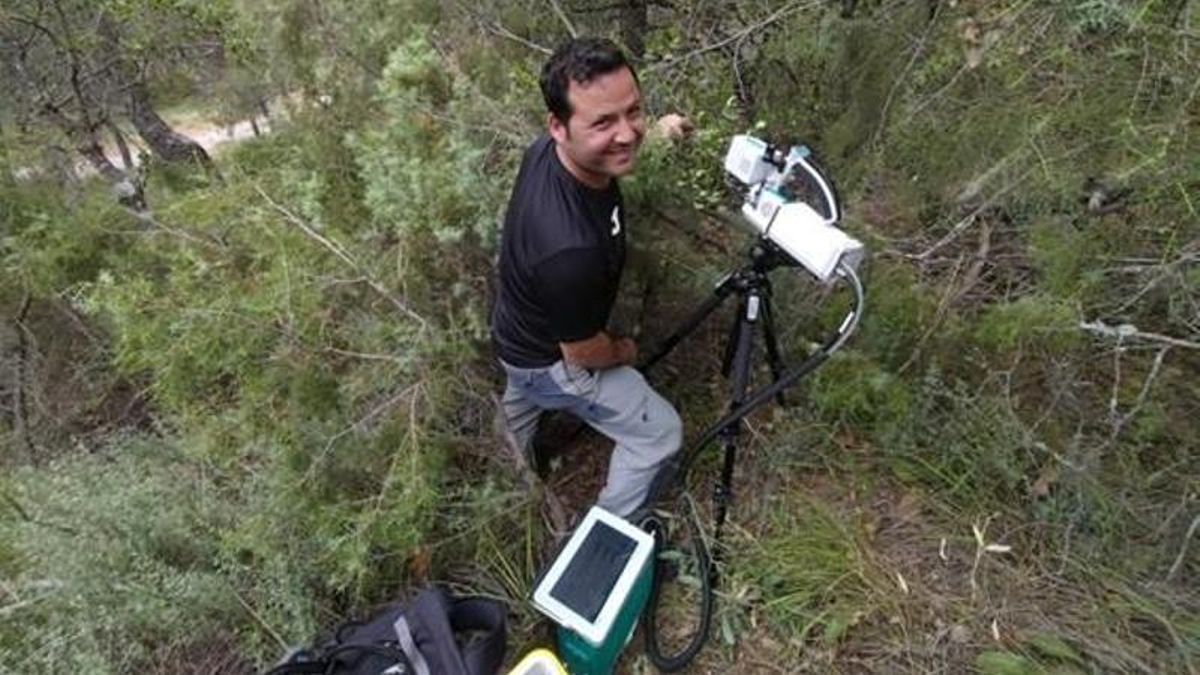 El investigador Iván Prieto Aguilar midiendo la transpiración y eficiencia de uso del agua.