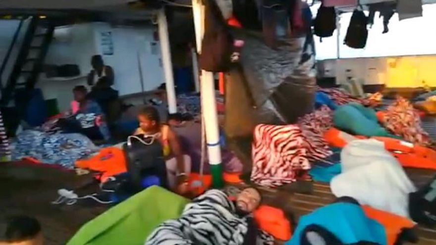 Imagen facilitada por la ONG española Open Arms de algunos de los 151 migrantes que lleva a bordo de su barco.La embarcación se encuentra a unas 29 millas de las costas de la isla de Lampedusa (sur de Italia) desde hace doce días y ha advertido de que en las próximas horas se espera un empeoramiento de las condiciones meteorológicas, con fuertes ráfagas de viento y un aumento del oleaje.