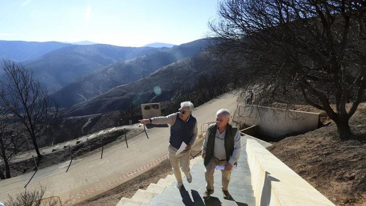 El consejero Gonzalo Santonja visita las actuaciones de restauración del Mirador de Orellán.