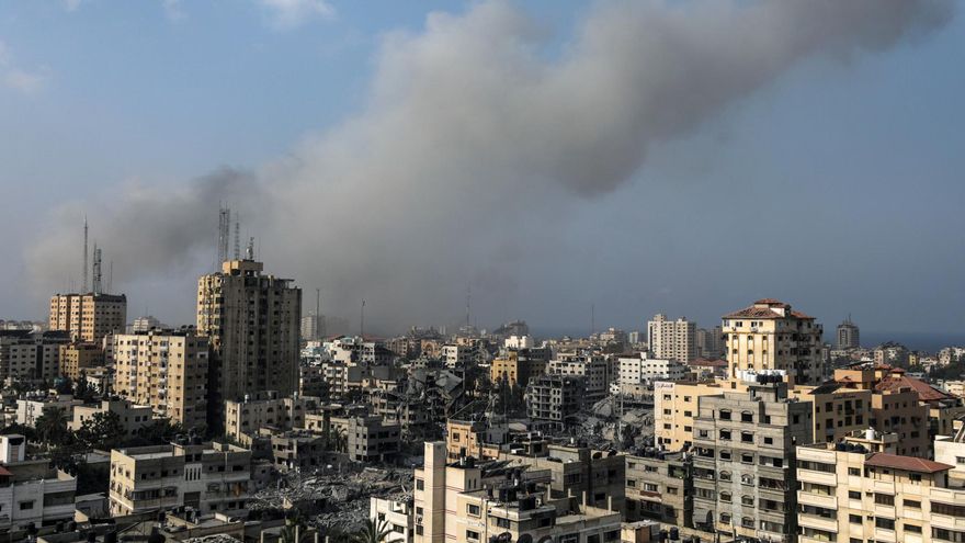 Humo sobre la ciudad de Gaza tras un bombardeo israelí este domingo.