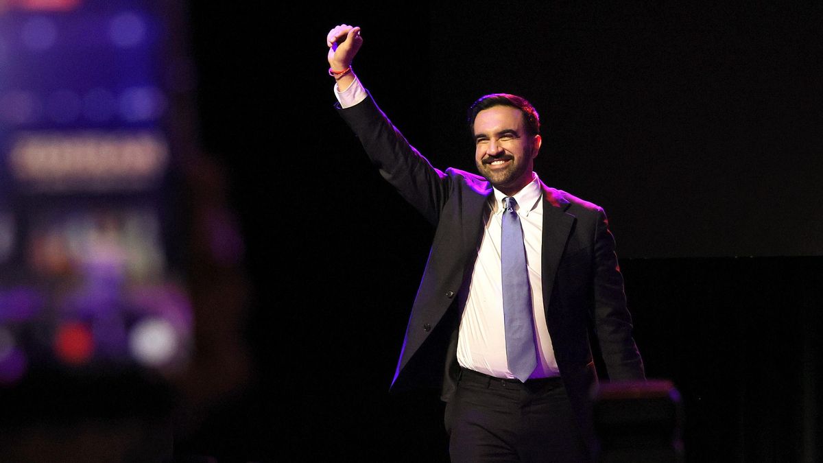 Zohran Mamdani celebra la victoria en la fiesta de seguimiento de resultados electorales en el Brooklyn Paramount el 4 de noviembre de 2025 en Brooklyn, Nueva York.