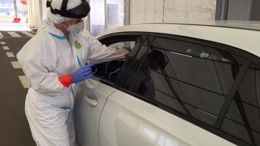 Una enfermera toma una muestra para una prueba PCR