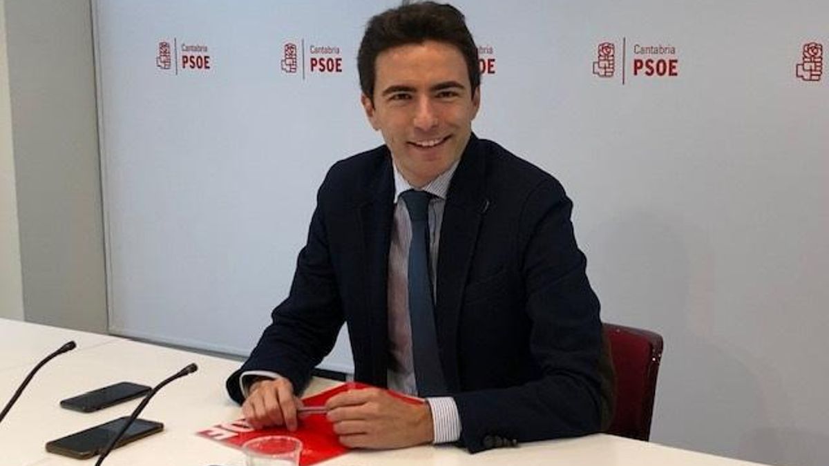 El secretario general del PSOE de Santander, Pedro Casares, en rueda de prensa.