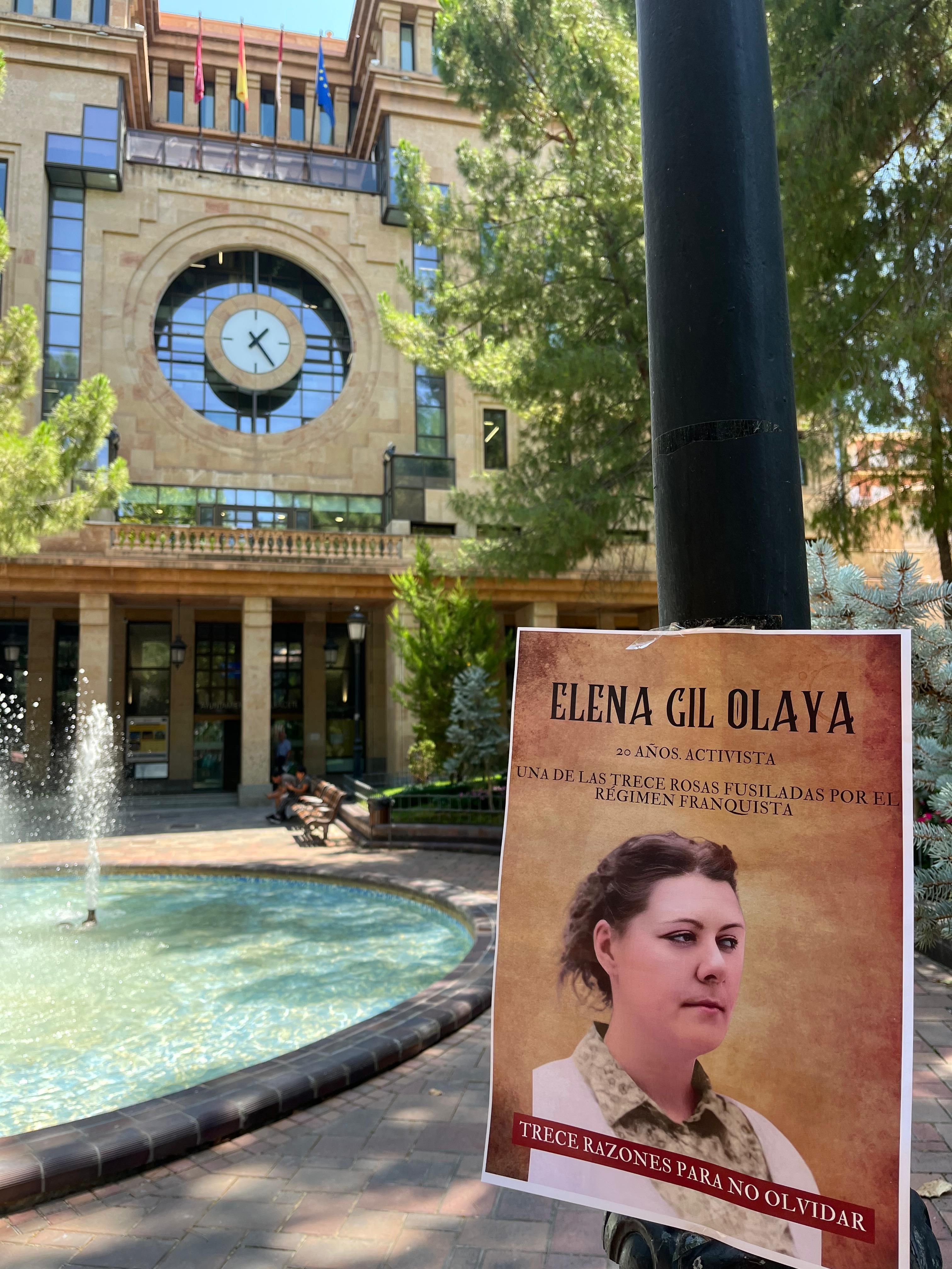 Un cartel junto al Ayuntamiento de Albacete recuerda a 'Las 13 Rosas", jóvenes mujeres fusiladas por el franquismo hace 86 años y a las que Juventudes Socialistas rinde homenaje
