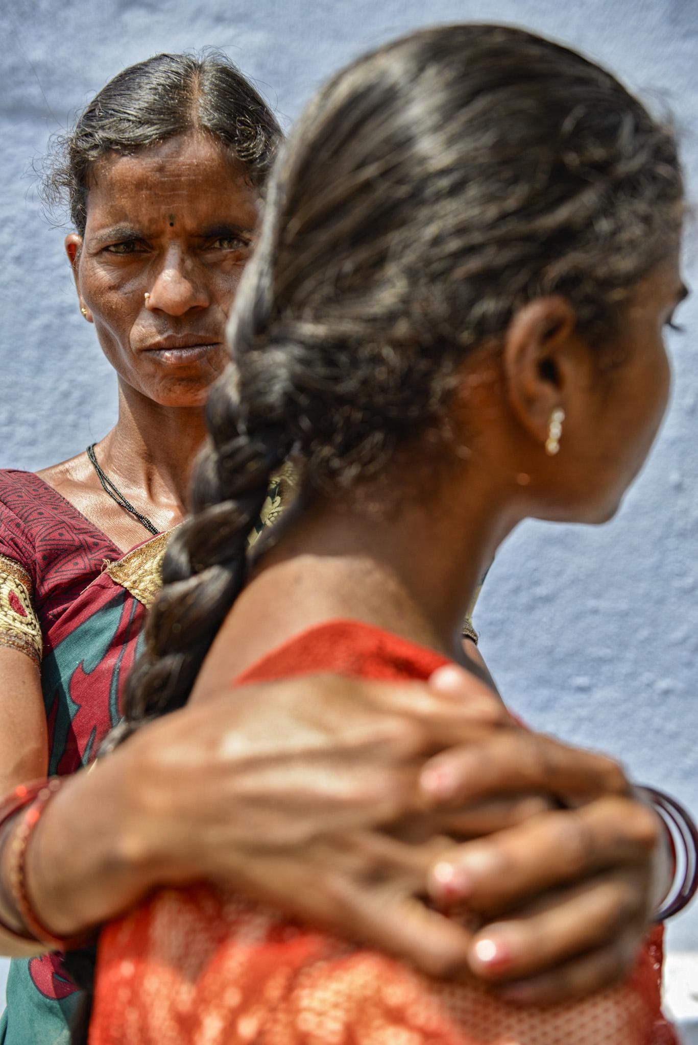 Narasamma Harijana abraza a su hija Navaneetha, a la que quiso casar con 15 años./ Zigor Aldama