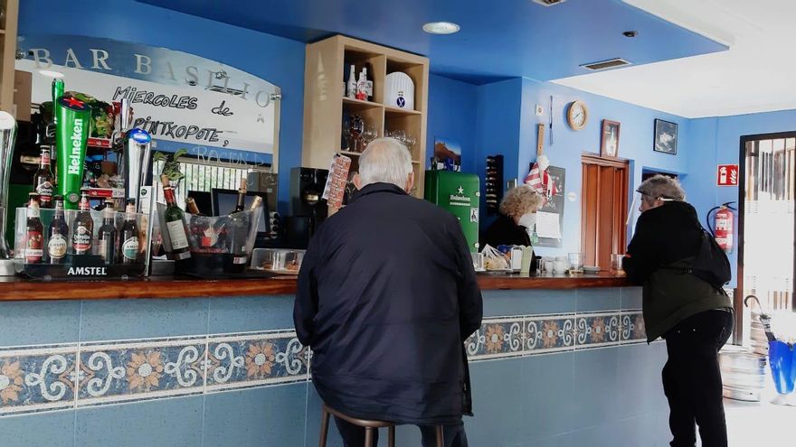 Guadalupe, propietaria del bar Basilio, atendiendo a clientes