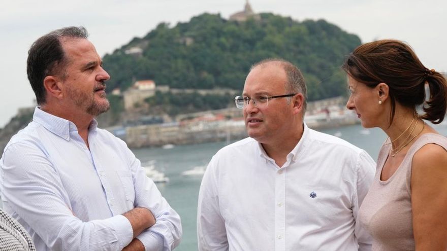 El presidente del PP vasco, Carlos Iturgaiz, junto al vicesecretario de organización del PP, Miguel Tellado, en San Sebastián