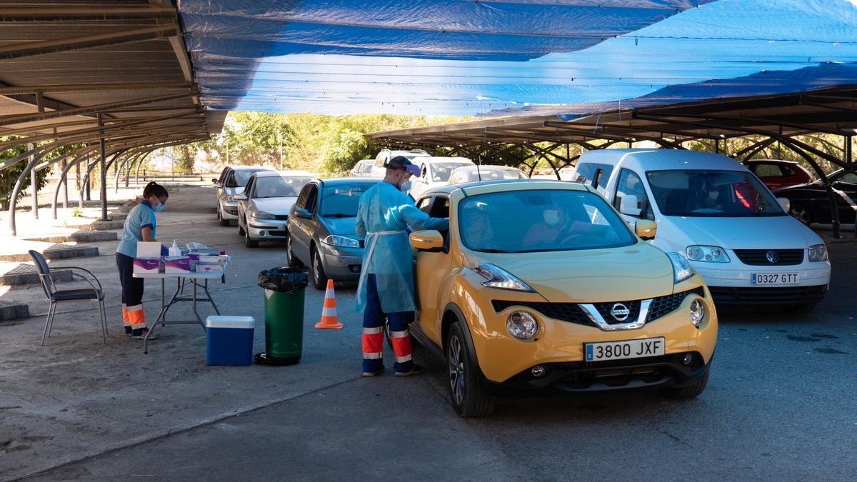 Realización de  pruebas  del test Covid-19 en el aparcamiento del Hospital Militar de Sevilla.  2 de septiembre 2020