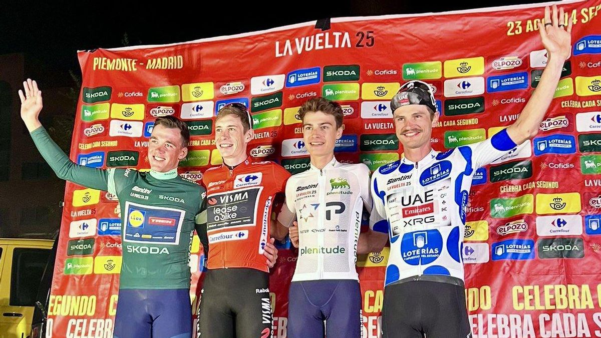Matthew Riccitello, de blanco, con los otros ganadores de los maillots de la Vuelta a España