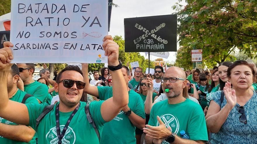 La comunidad educativa mete presión en la calle al Parlamento andaluz para reducir el número de alumnos por aula