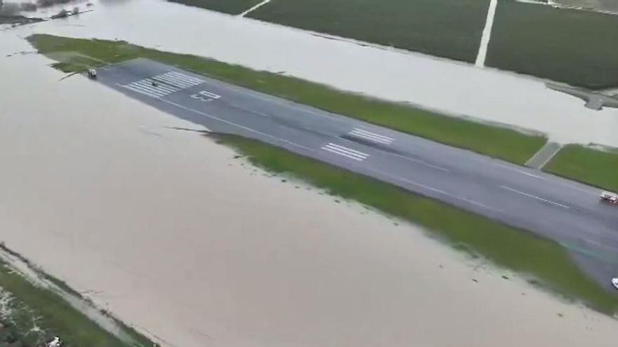 La pista del aeropuerto de Córdoba, anegada por la crecida del río Guadalquivir