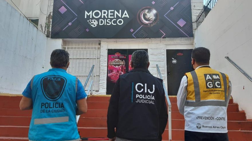 La Policía le saca todos los muebles a una disco en Flores que ya había sido clausurada 10 veces por fiestas clandestinas