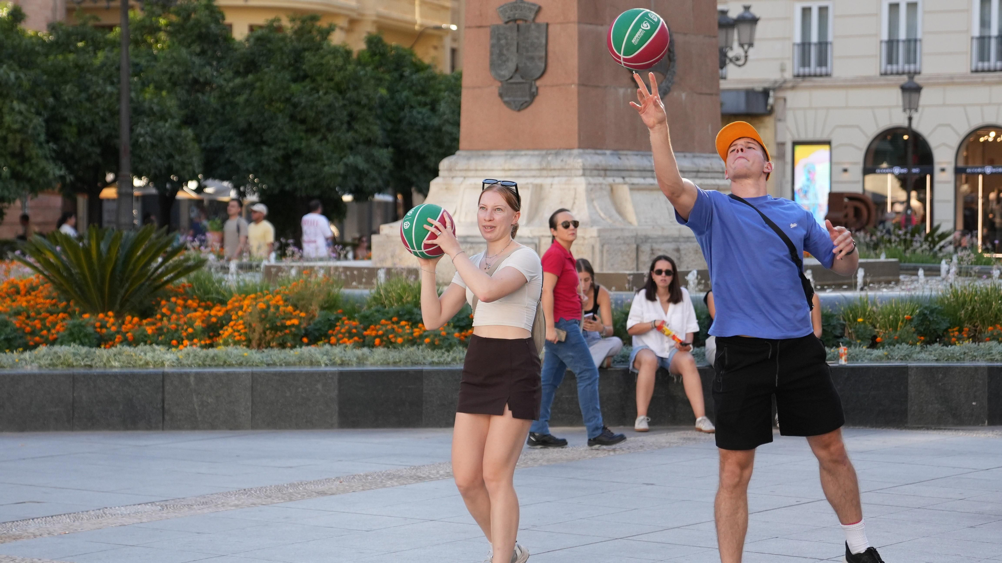 El Cajasol Coto Córdoba CB lleva el baloncesto a la Plaza de las Tendillas