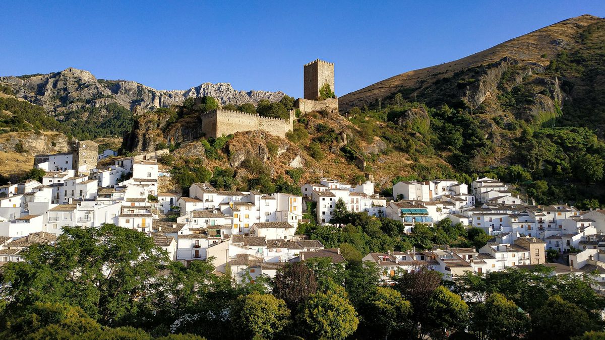 El pueblo de Andalucía que tiene una Iglesia sobre un río
