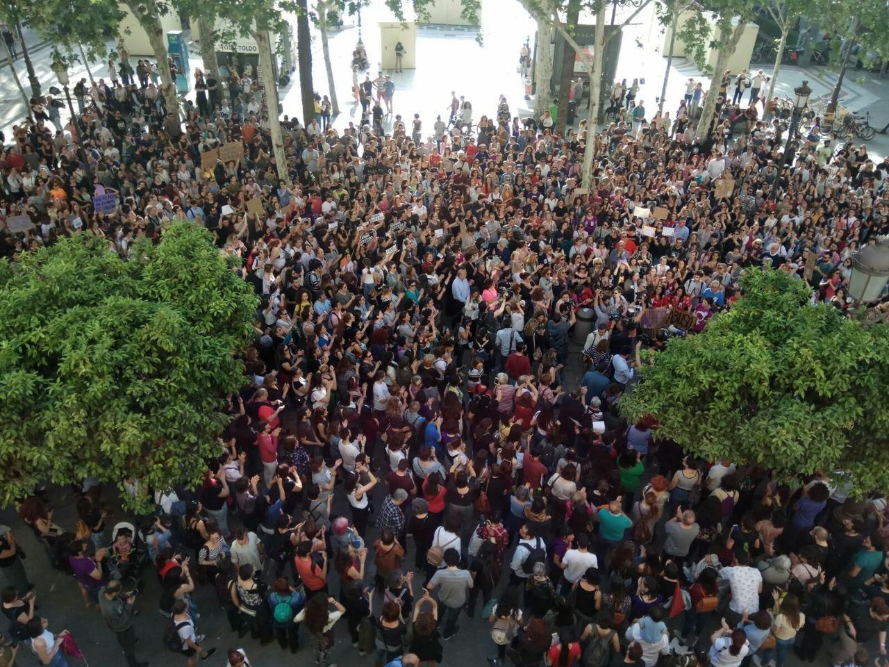 Manifestación por la sentencia de La Manada frente al Ayuntamiento de Sevilla