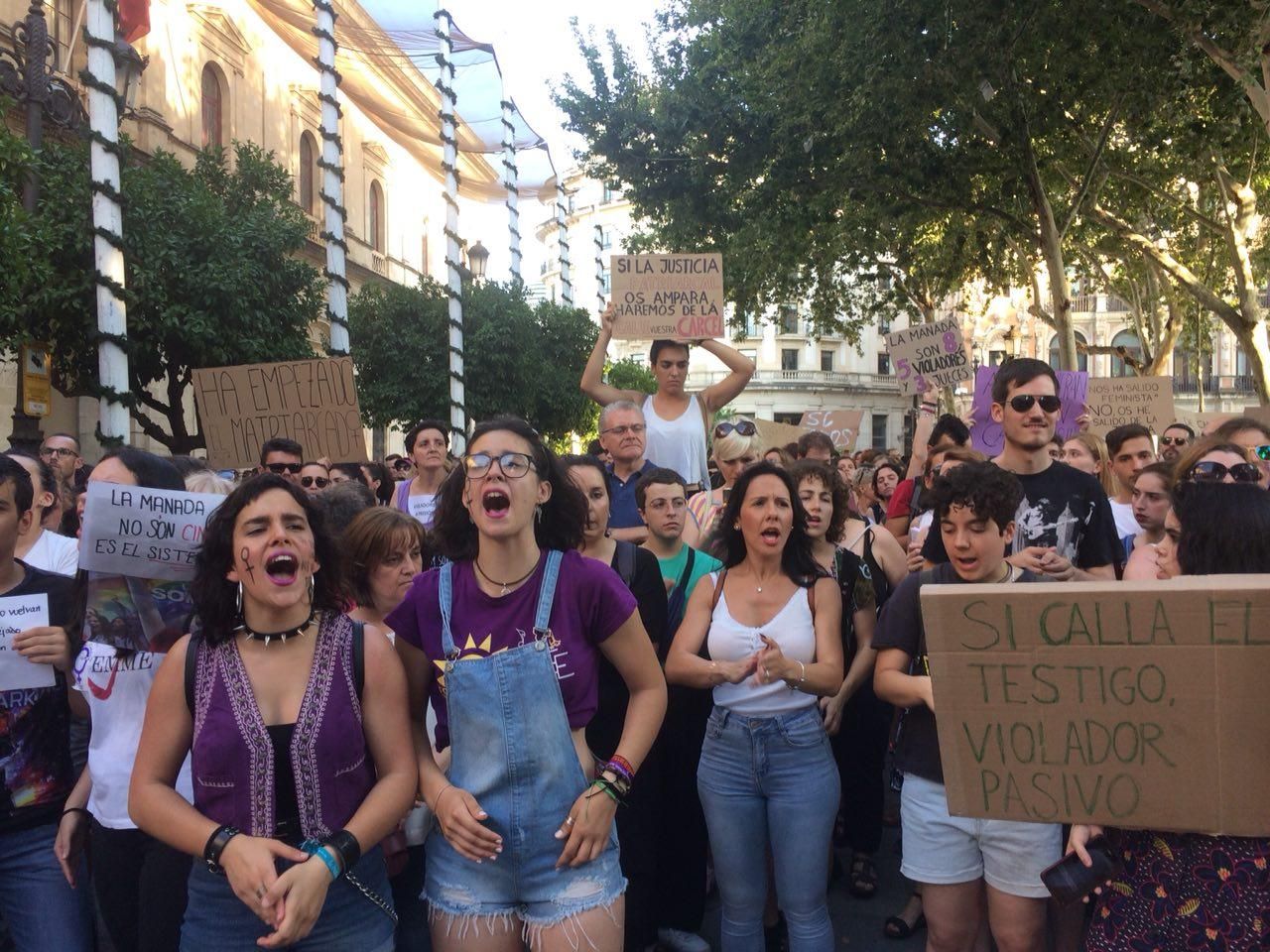 Manifestación en Sevilla contra la puesta en libertad de los miembros de la manada