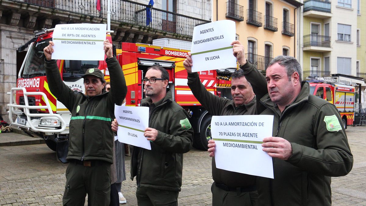 Agentes medioambientales ante el Consejero de Medio Ambiente Suárez-Quiñones.