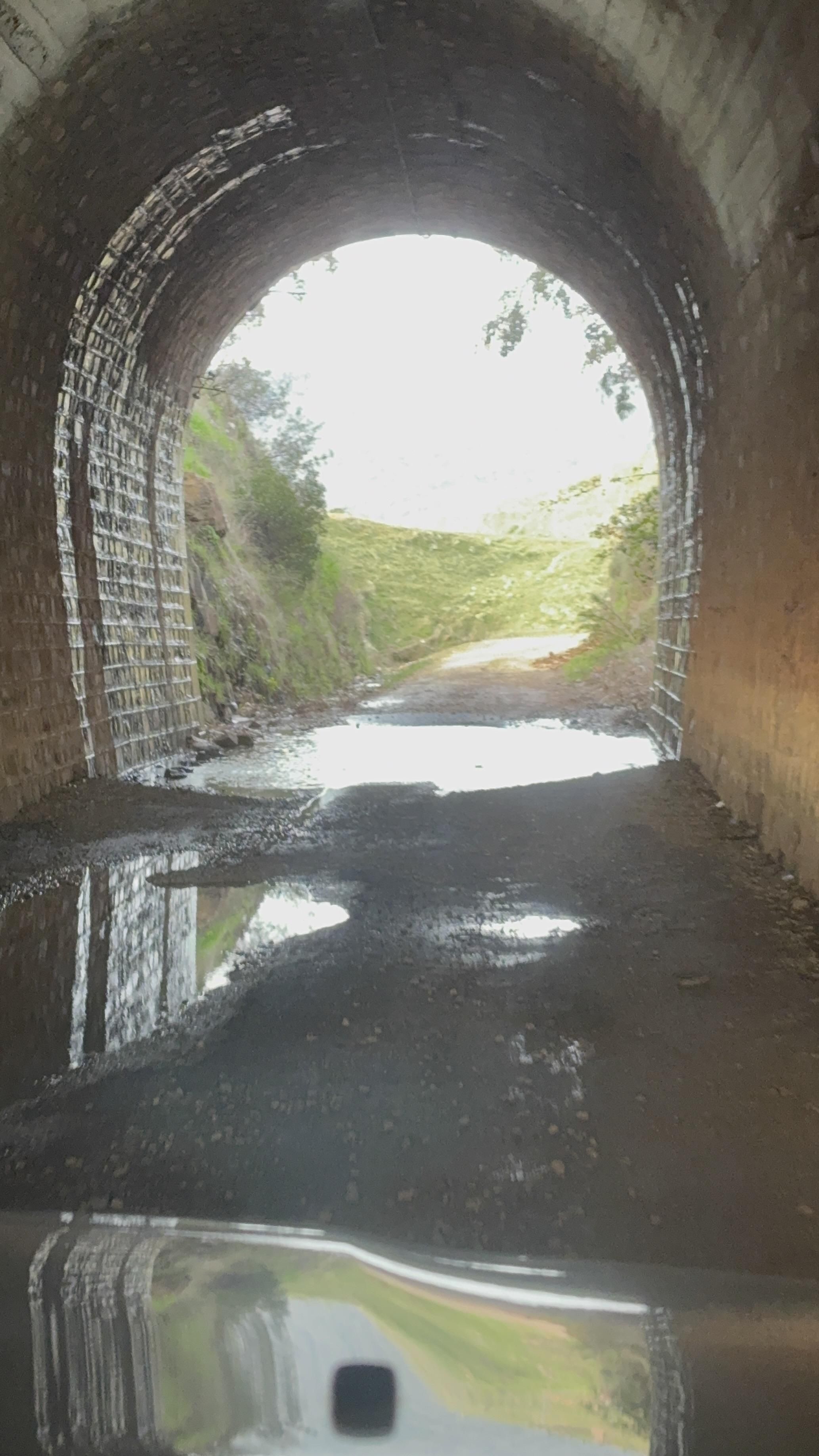Camino público inundado bajo el puente