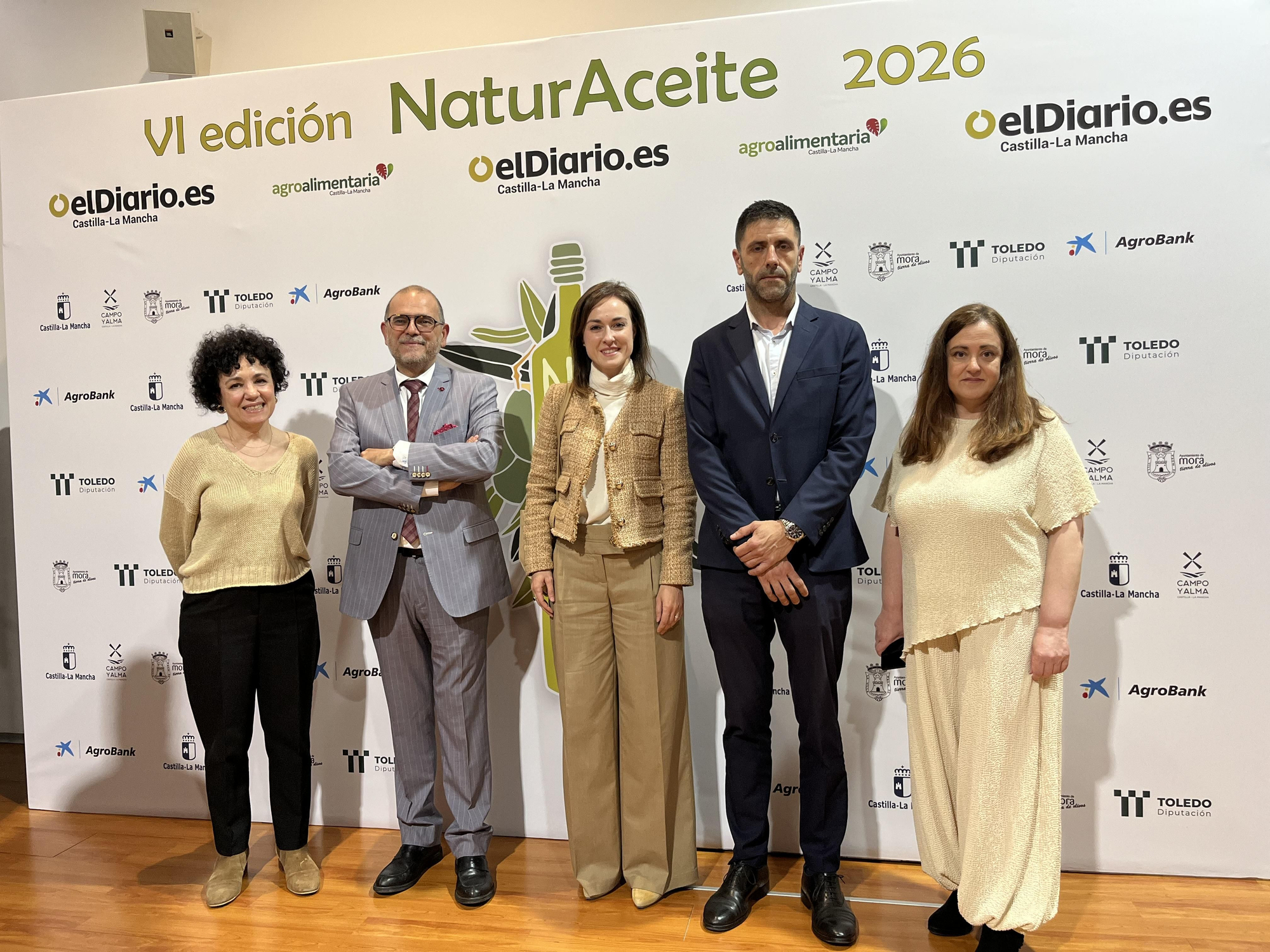 La directora de la sección Agroalimentaria, Pilar Virtudes (izquierda); la directora de elDiarioclm.es, Carmen Bachiller (derecha) junto a representantes de Agrobank .