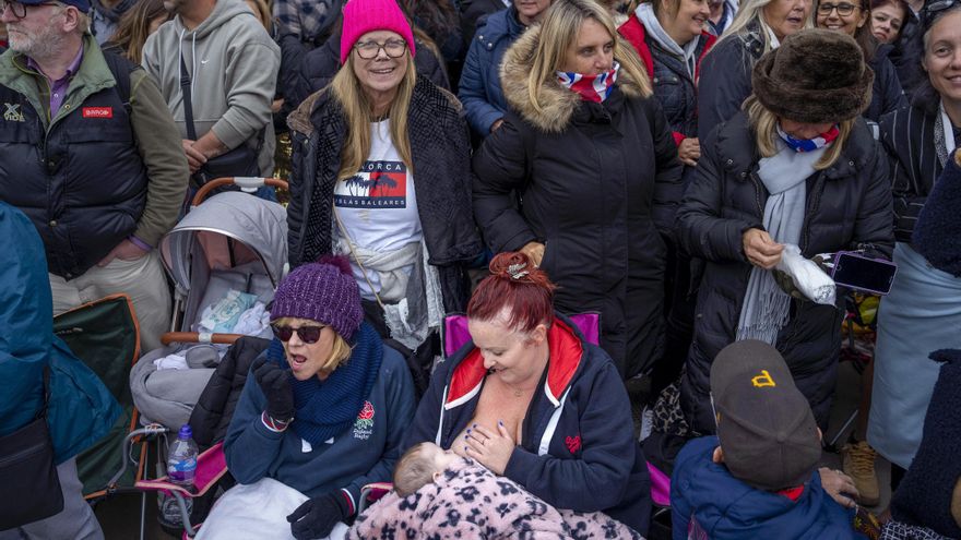 Emma amamanta a su bebé de cuatro meses, Emily, mientras espera que el féretro de la reina Isabel II pase en el carruaje.