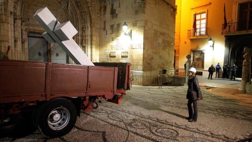El Supremo sentencia las cruces franquistas y avala su retirada si homenajean al bando golpista