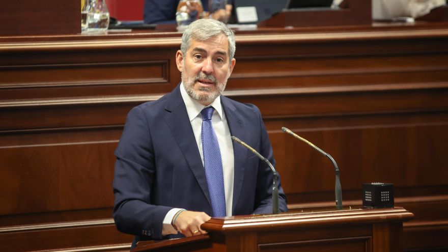 El candidato a la investidura como presidente del Gobierno de Canarias, Fernando Clavijo (CC), durante el pleno de investidura en el debate de investidura del nuevo presidente del Gobierno de Canarias, en el Parlamento de Canarias, a 11 de julio de 2023,