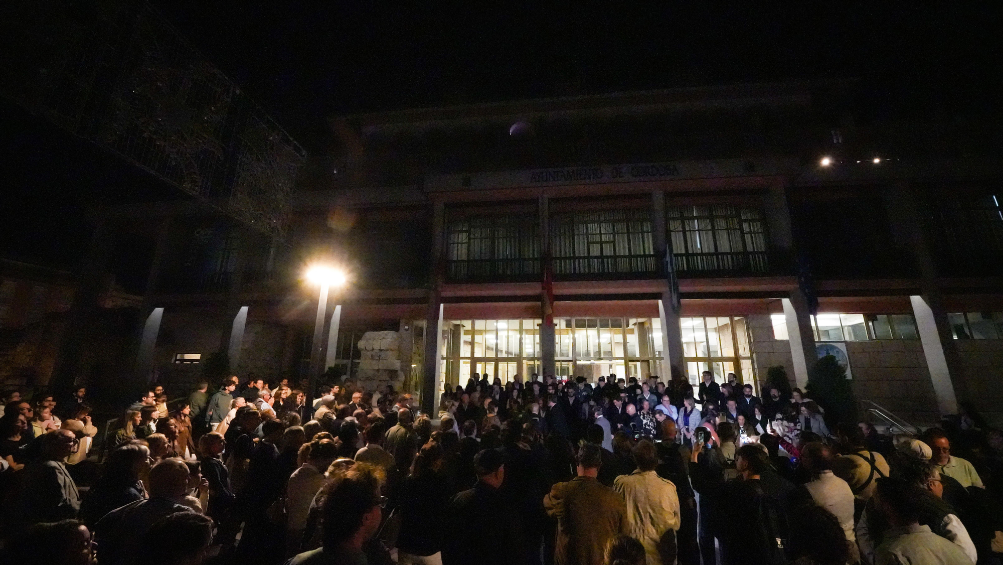 Minuto de silencio frente al Ayuntamiento de Córdoba tras el accidente ferroviario en Urda