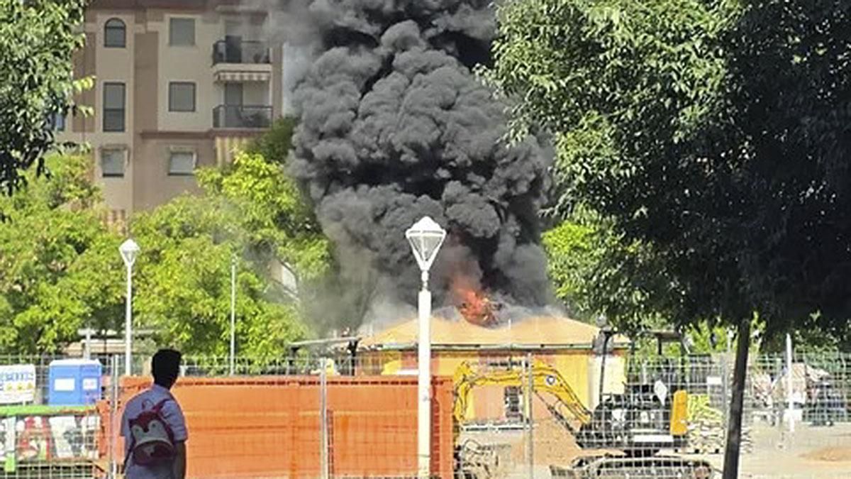 El incendio de una atracción infantil provoca una enorme columna de humo visible en toda la ciudad
