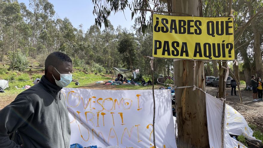 Uno de los hombres acogidos en el campamento de Las Raíces, en Tenerife, junto al lugar donde protestan contra el bloqueo de migrantes en Canarias