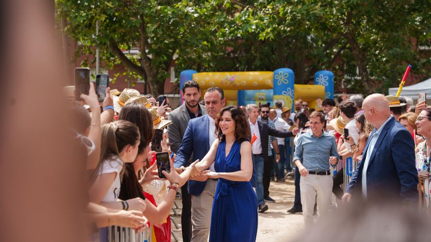 La presidenta de la Comunidad de Madrid, Isabel Díaz Ayuso, a su llegada al acto en el que el Partido Popular hace balance de la gestión del Gobierno de la Comunidad de Madrid en el ecuador de legislatura, en el parque de Berlín, a 1 de junio de 2025, en