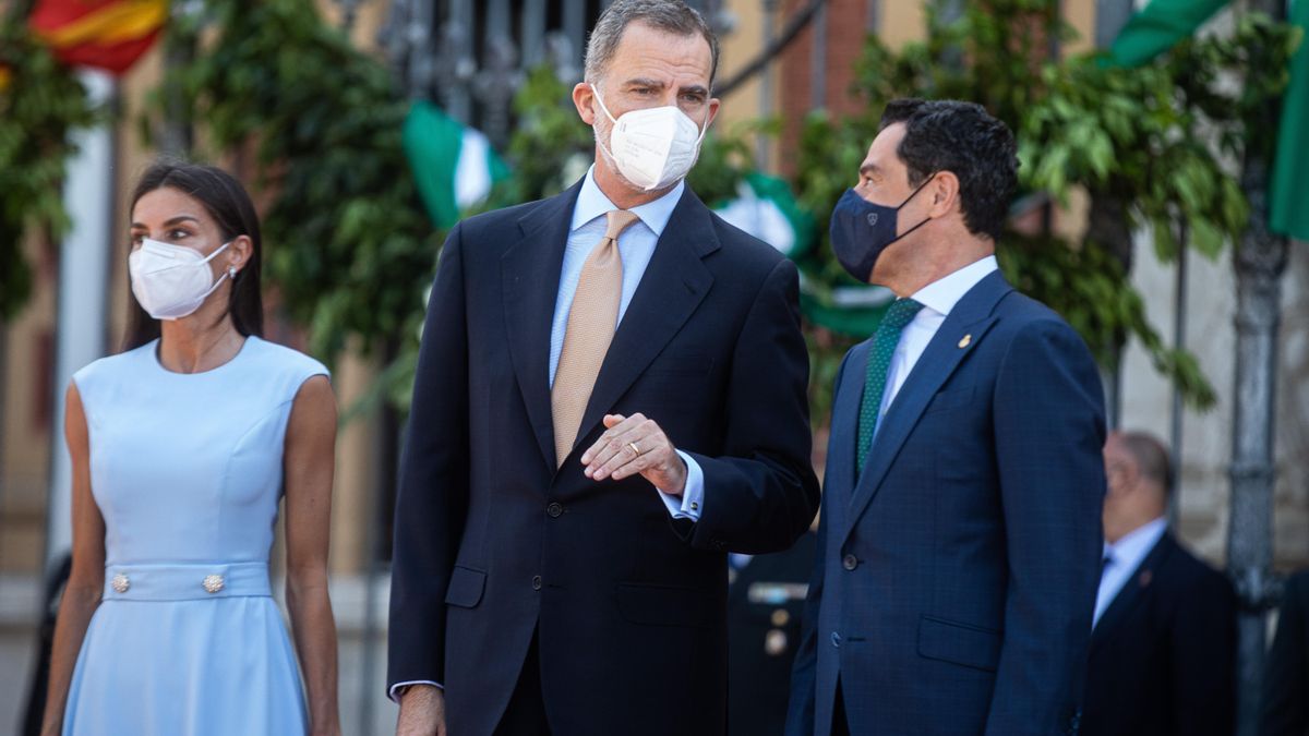 Los Reyes Felipe y Letizia, junto a el presidente de la Junta de Andalucía, Juanma Moreno (1d), en la explanada del Palacio de San Telmo antes del acto de la  entrega de la Medalla de Honor de Andalucía al Rey Felipe VI a 14 de junio del 2021, en Sevilla,