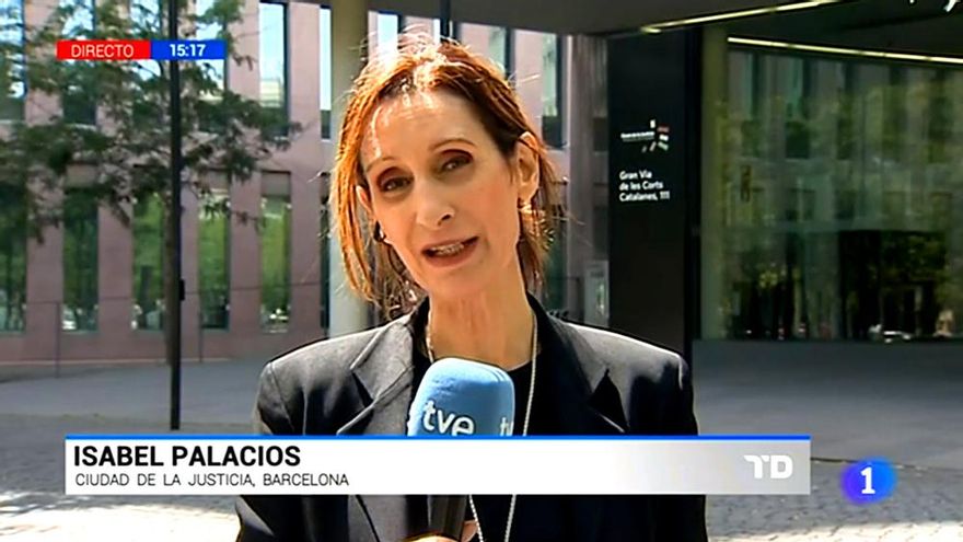 La reportera Isabel Palacios en el TD-1 de TVE durante el quinto viernes negro