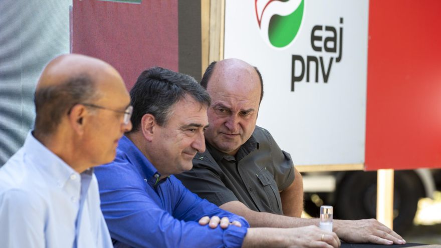 De d a i, el presidente del PNV, Andoni Ortuzar, el portavoz en el Congreso, Aitor Esteban, y el Candidato al Congreso por Álava, Mikel Legarda, durante un acto electoral del partido celebrado este domingo en Vitoria. DEFE/David Aguilar